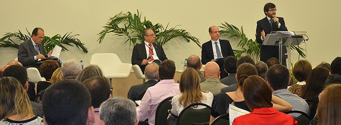 O conselheiro Carlos Thompson Fernandes (TCE-RN) falou aos participantes da mesa redonda